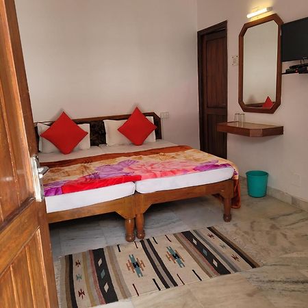Hotel Lakeside Khajuraho Exterior photo