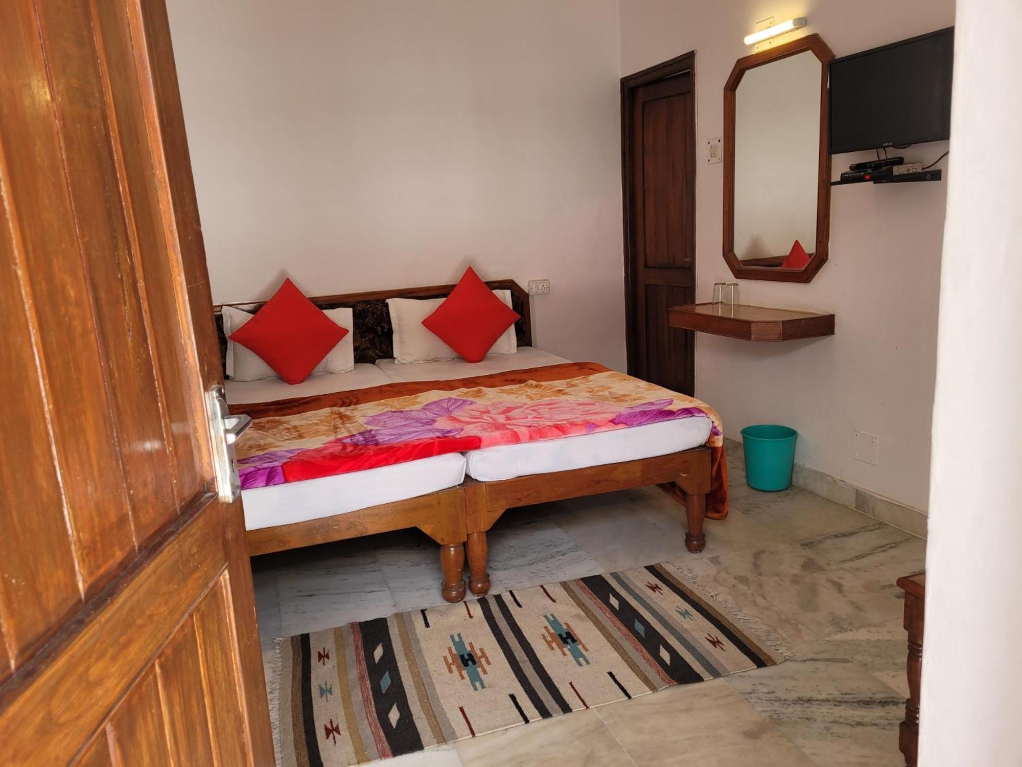 Hotel Lakeside Khajuraho Exterior photo