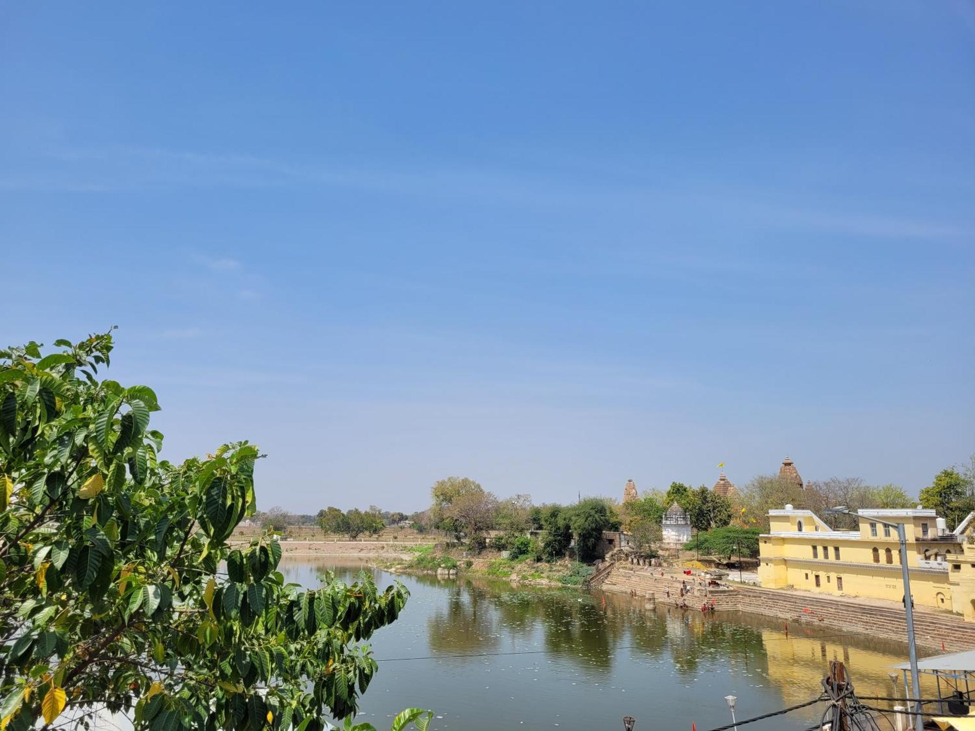 Hotel Lakeside Khajuraho Exterior photo
