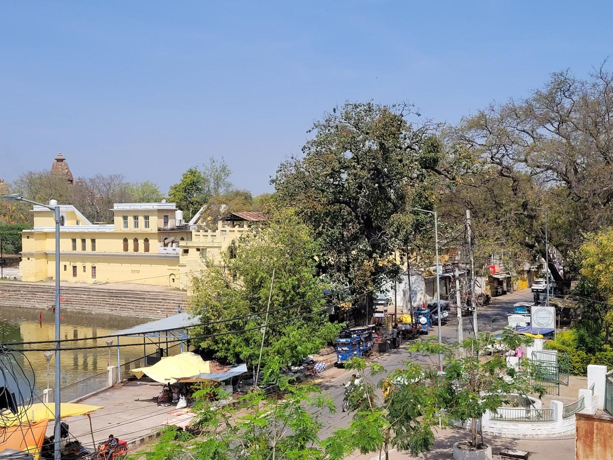 Hotel Lakeside Khajuraho Exterior photo
