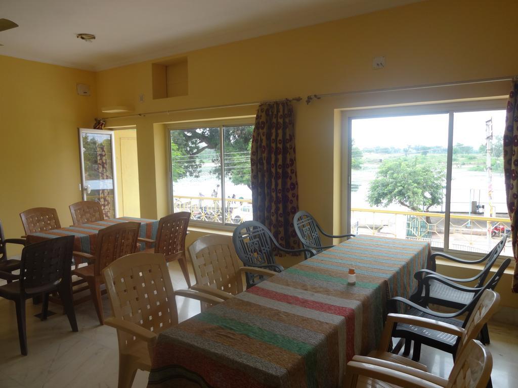 Hotel Lakeside Khajuraho Exterior photo