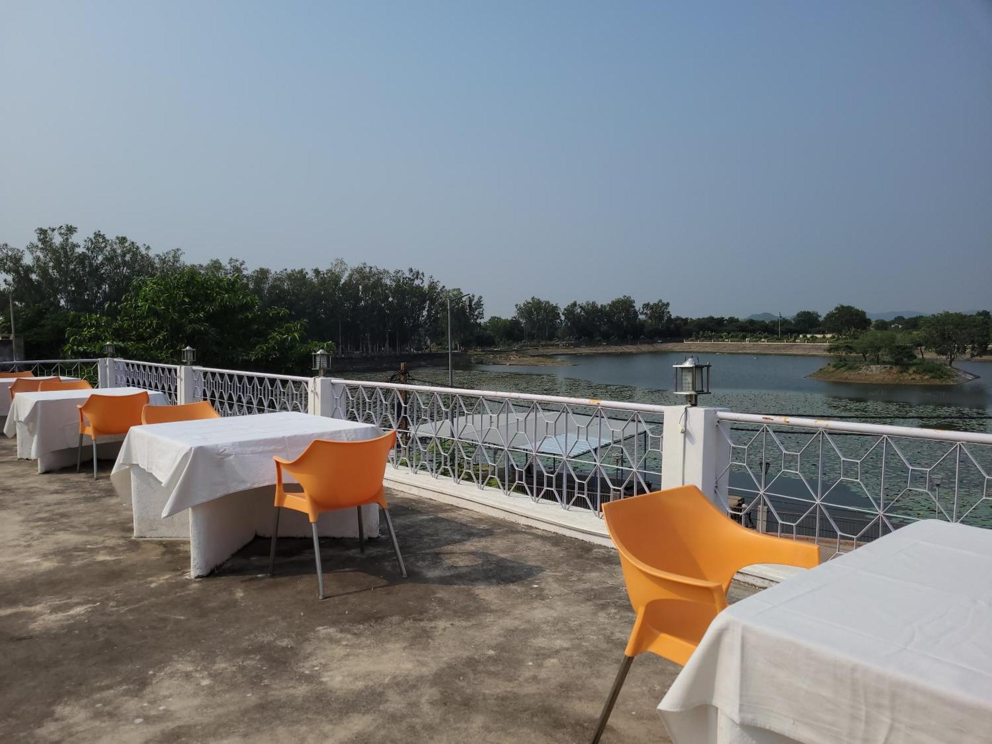 Hotel Lakeside Khajuraho Exterior photo