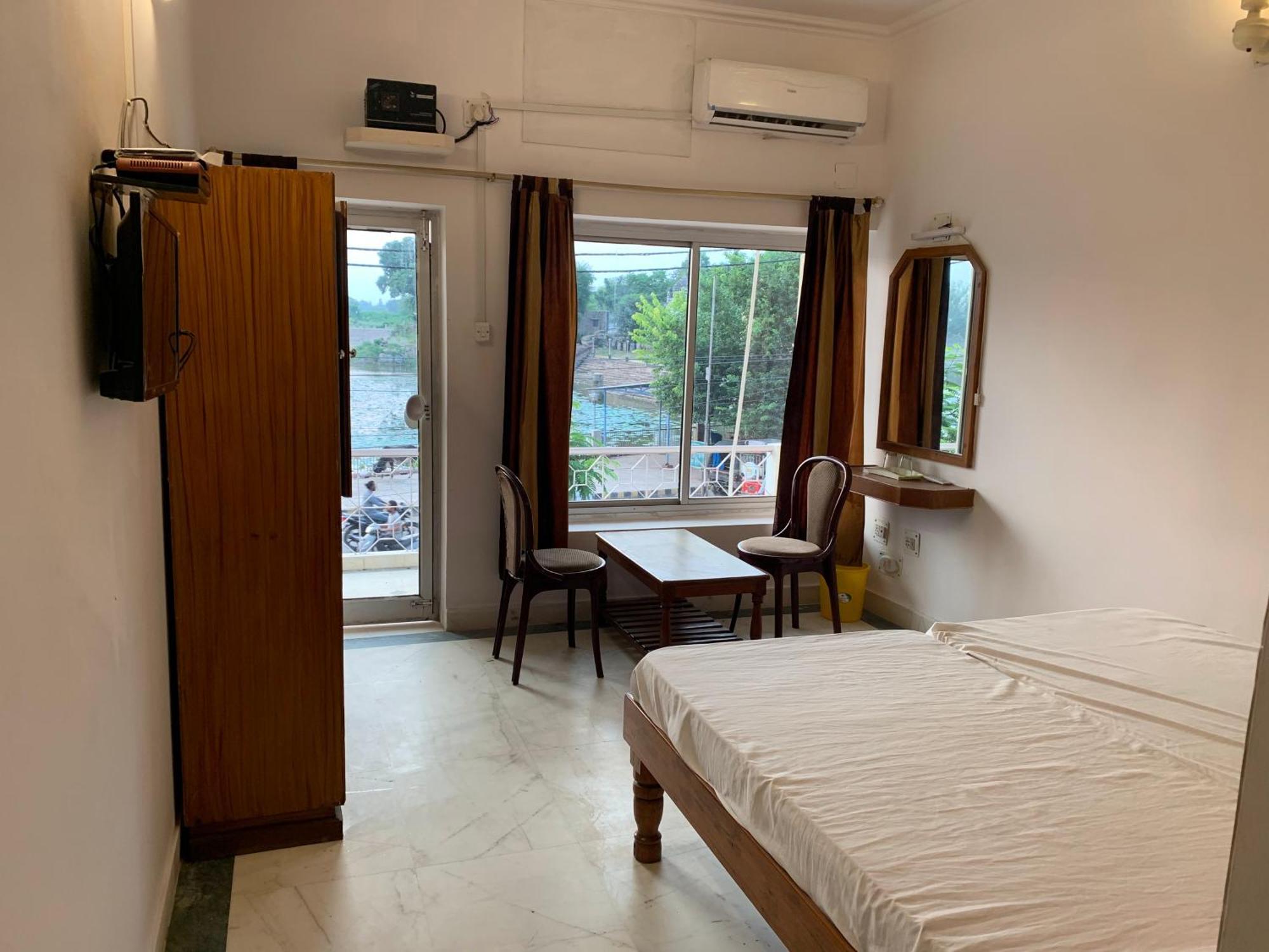 Hotel Lakeside Khajuraho Exterior photo