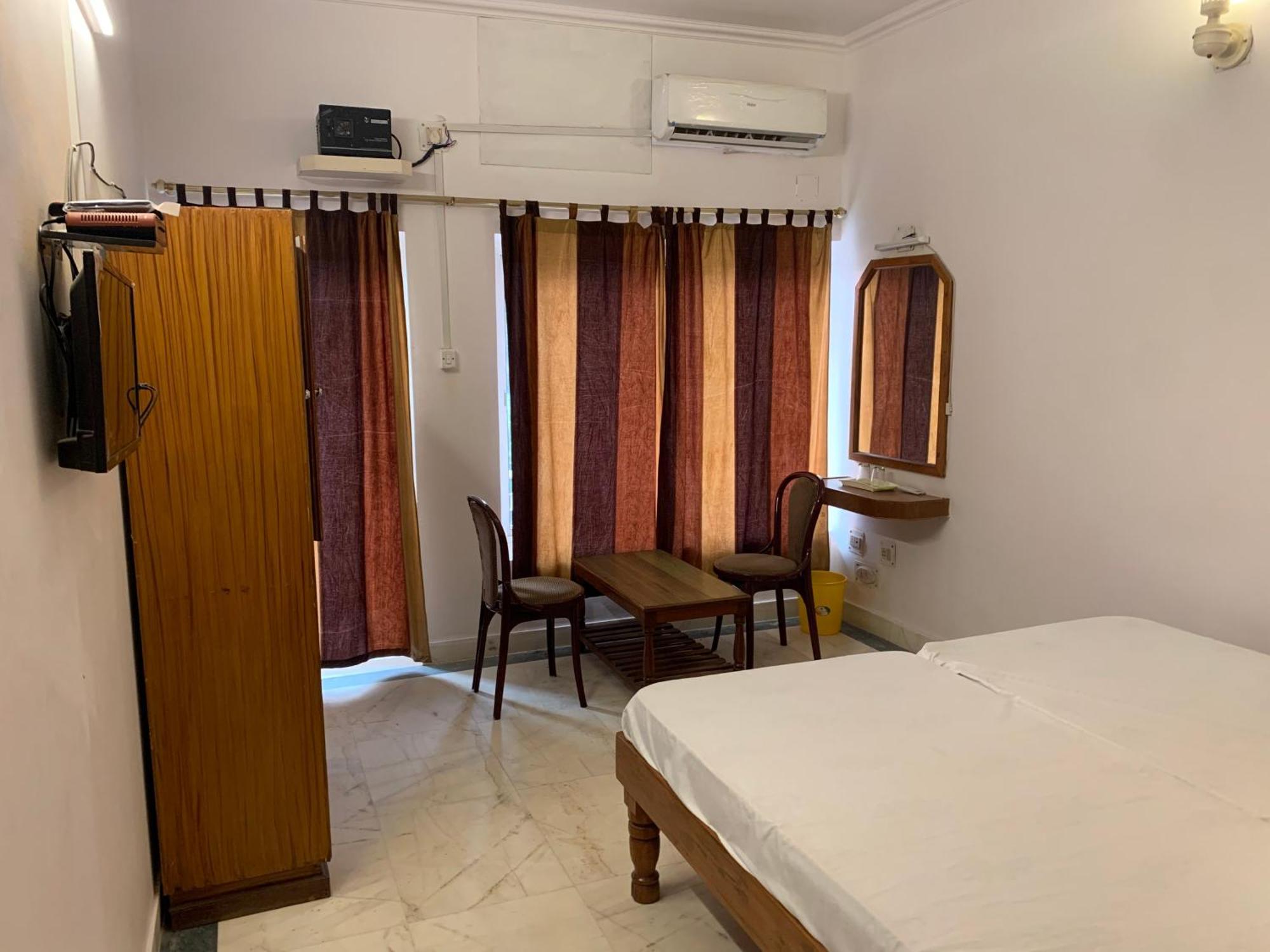Hotel Lakeside Khajuraho Exterior photo