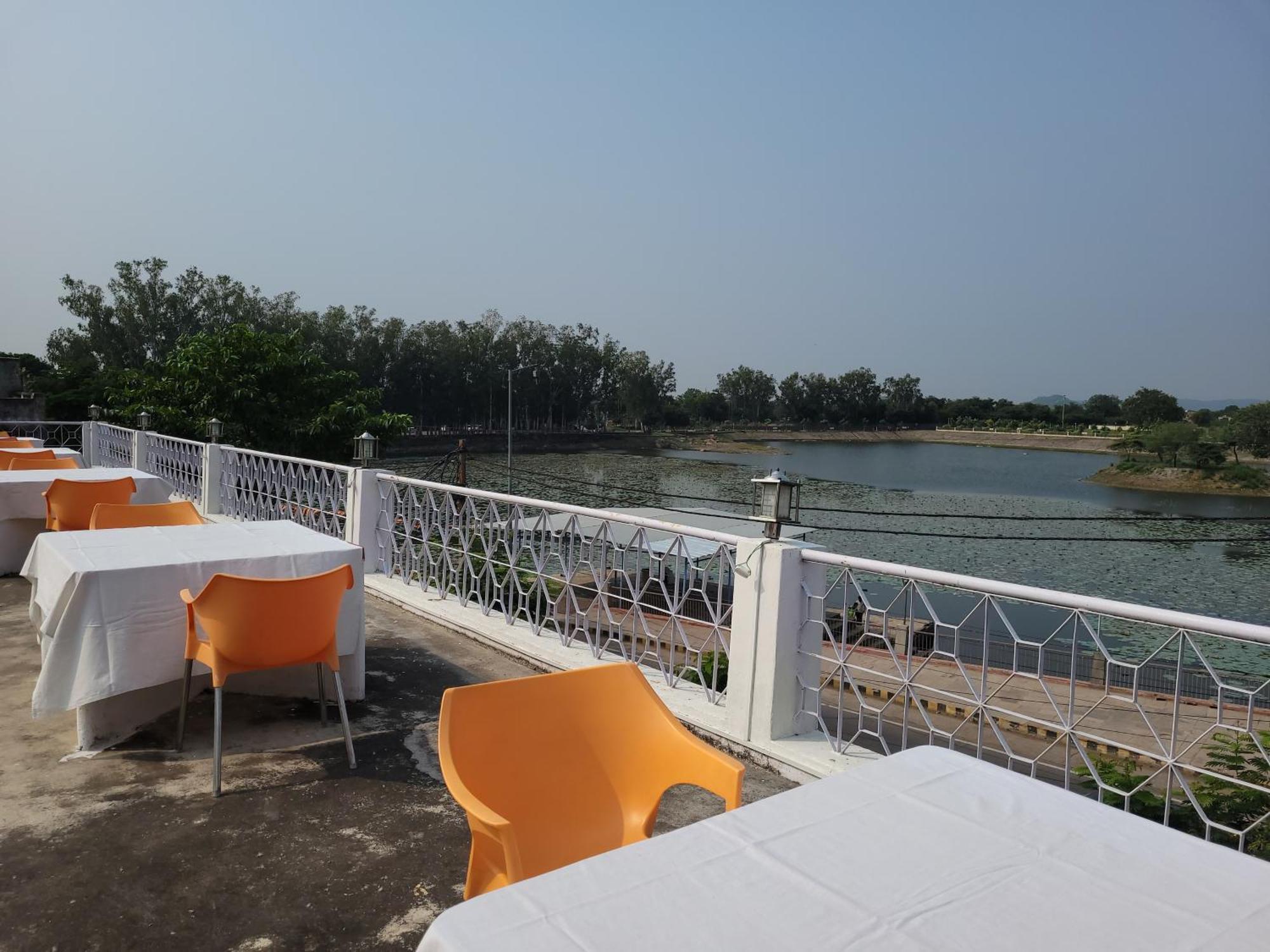 Hotel Lakeside Khajuraho Exterior photo