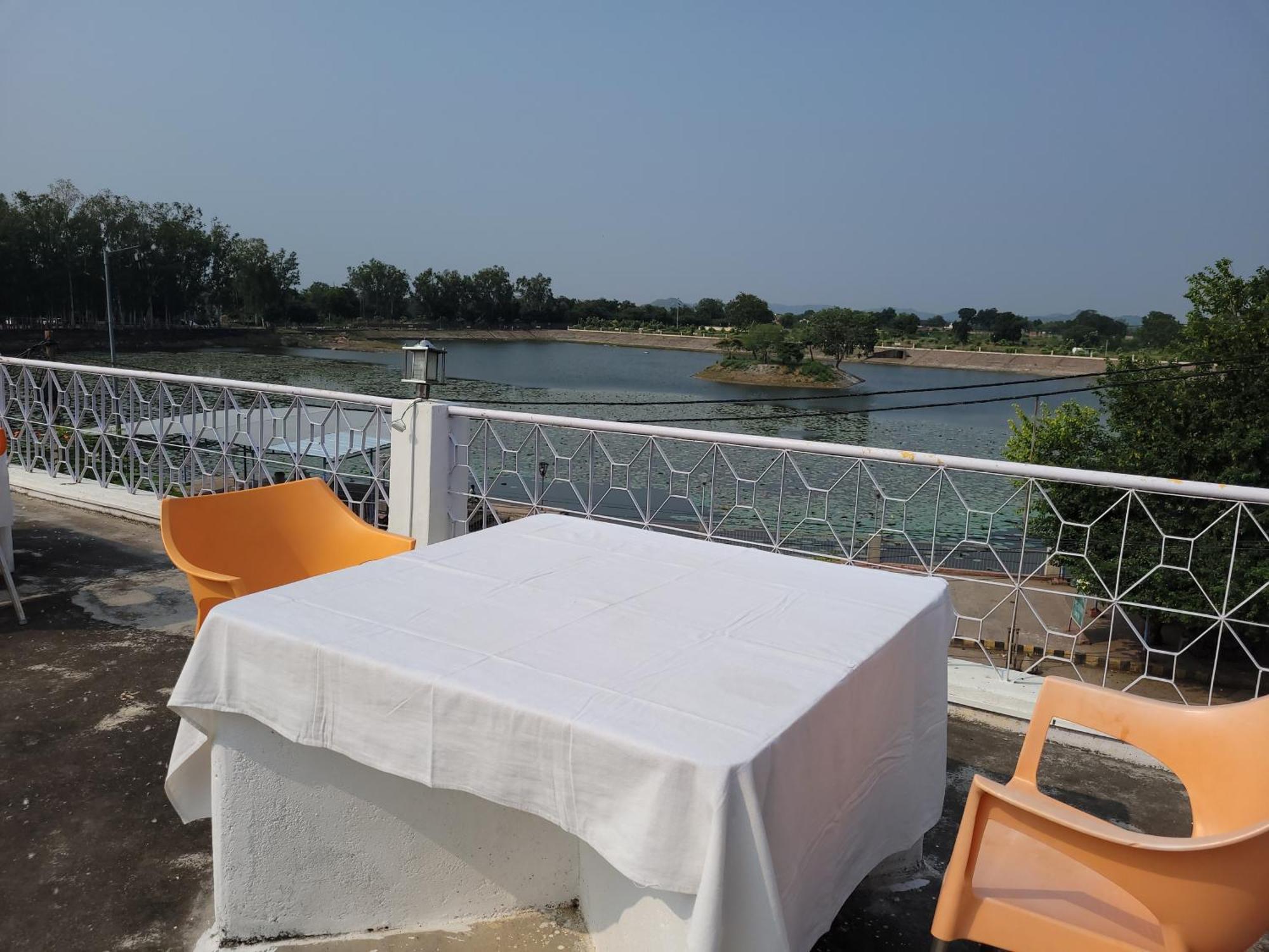 Hotel Lakeside Khajuraho Exterior photo
