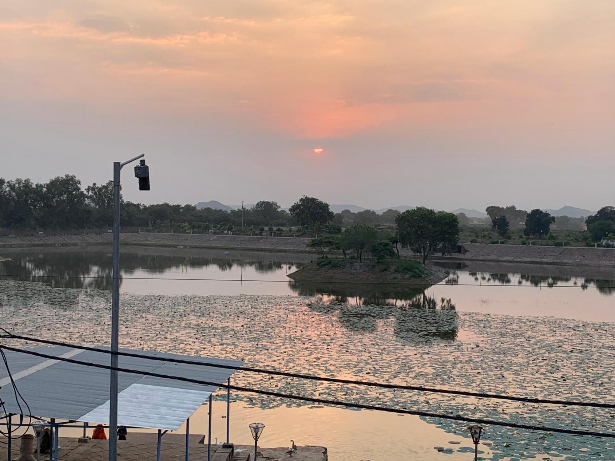 Hotel Lakeside Khajuraho Exterior photo