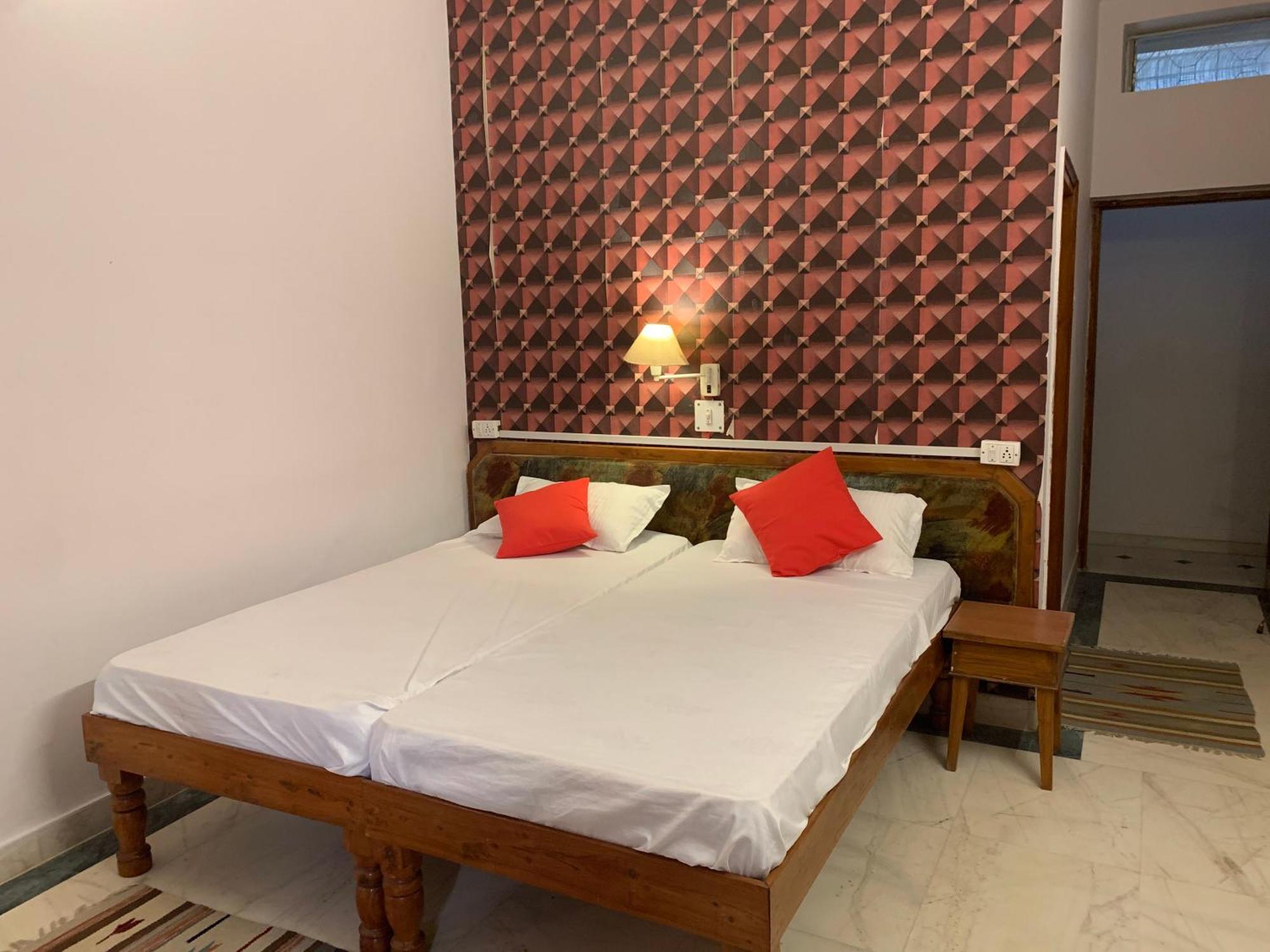 Hotel Lakeside Khajuraho Exterior photo
