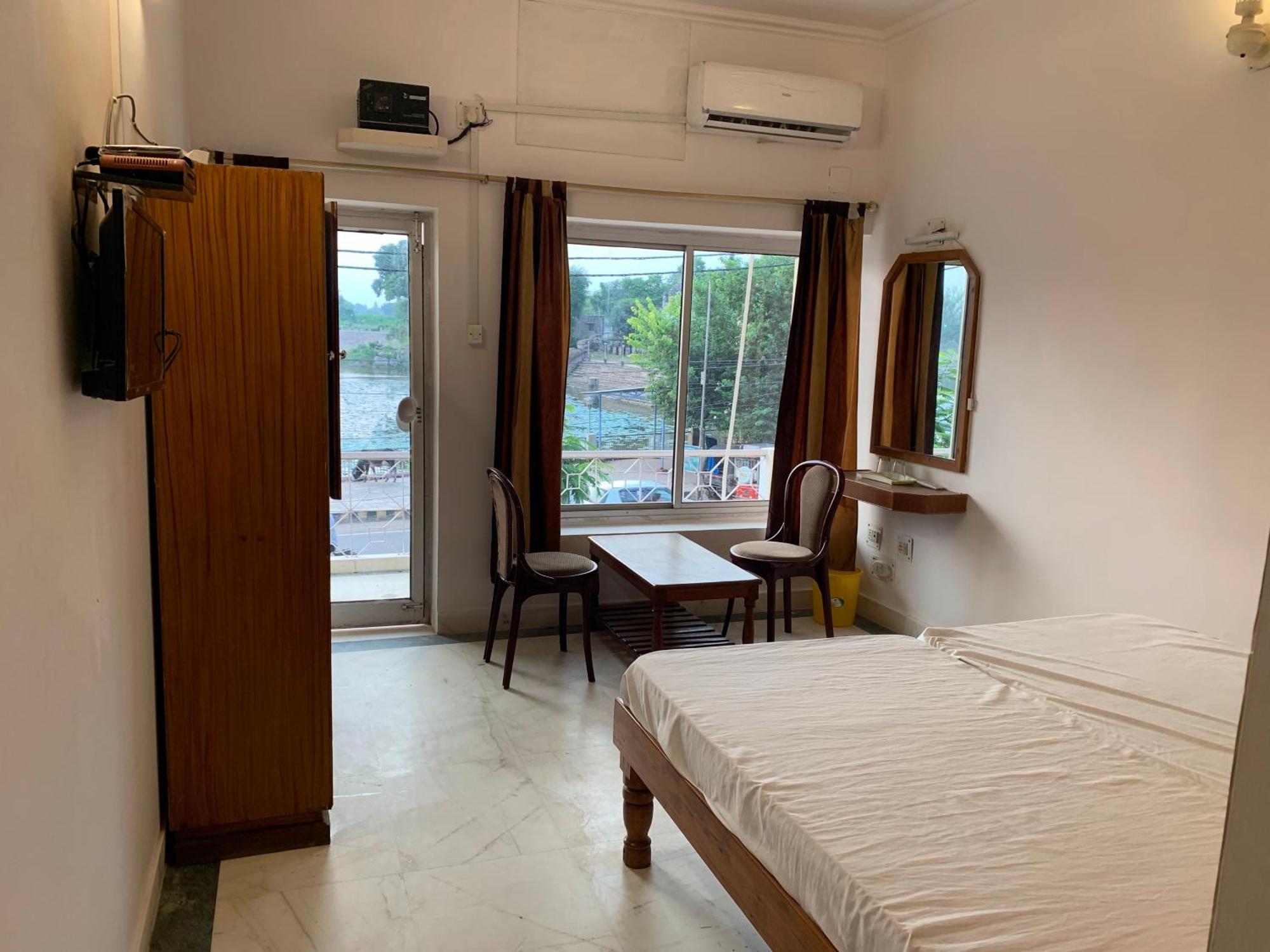 Hotel Lakeside Khajuraho Exterior photo