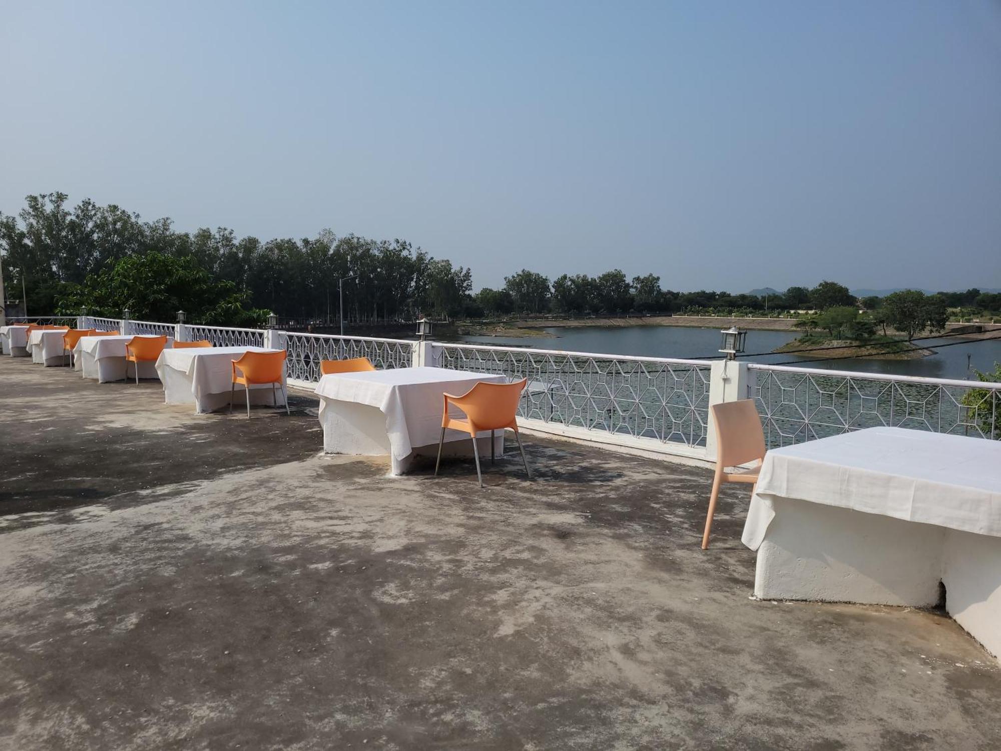 Hotel Lakeside Khajuraho Exterior photo