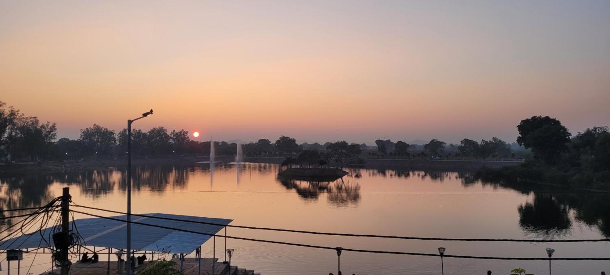 Hotel Lakeside Khajuraho Exterior photo