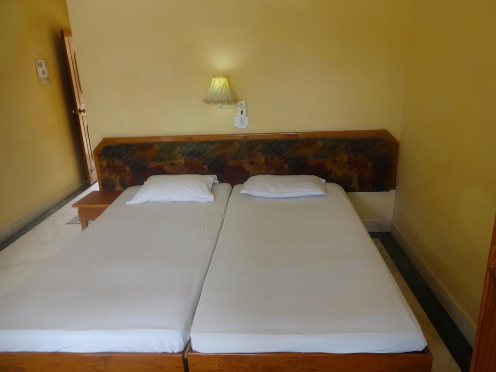Hotel Lakeside Khajuraho Exterior photo